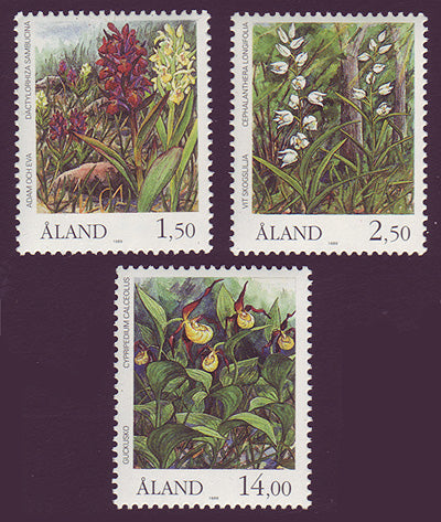 Ensemble de timbres Aland de trois montrant des orchidées