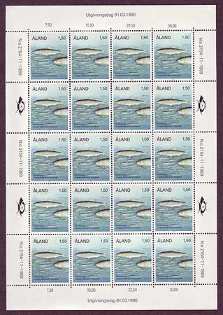 Aland plein feuillet de 20 timbres montrant la natation de hareng.