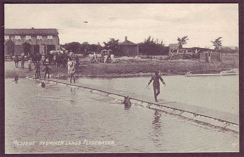 DE6017 Denmark Postcard, Hestene svøvver langs Flyderbroen ca.1910
